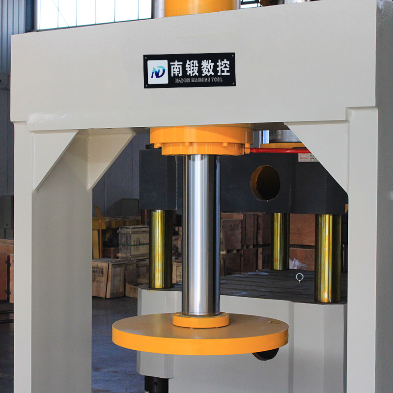 滕州100噸工程車實心輪胎壓胎機(jī)100噸龍門液壓機(jī)