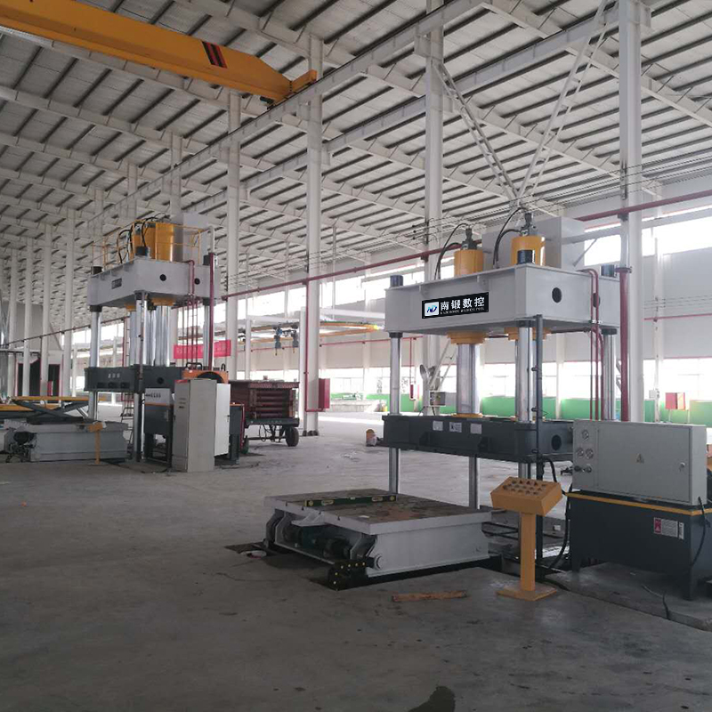 630噸四柱油壓機(jī)帶移動(dòng)工作臺(tái)帶液壓墊液壓機(jī)壓汽車內(nèi)飾油壓機(jī)