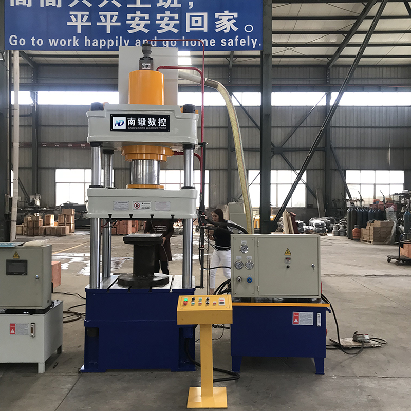 滕州廠家200噸兒童拼圖深壓紋熱壓機木質(zhì)拼圖益智玩具油壓機