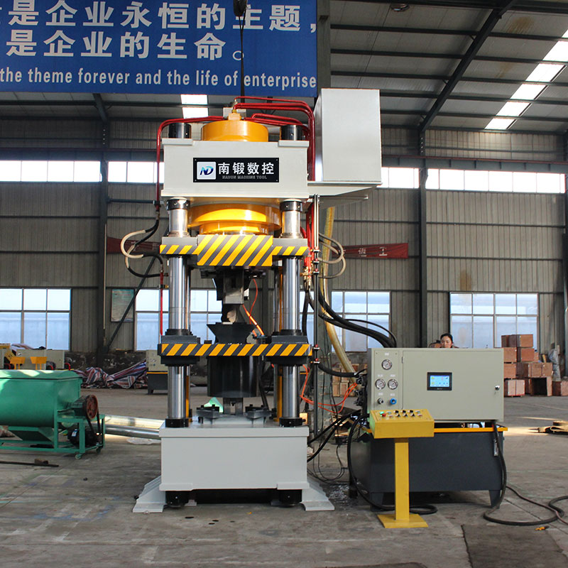 滕州400噸鹽磚機5公斤牛羊舔磚油壓機全自動生產(chǎn)線壓力機